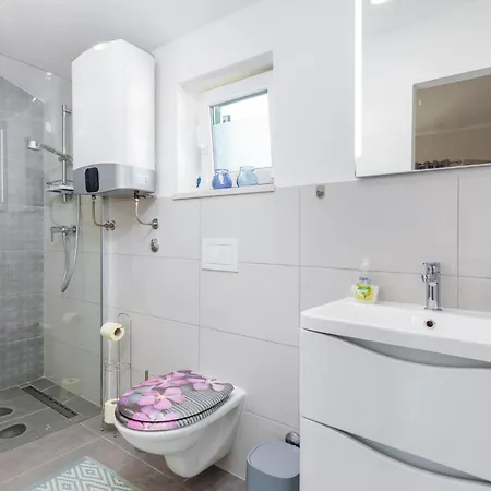 Holiday home Beautiful In With Outdoor Swimming Pool